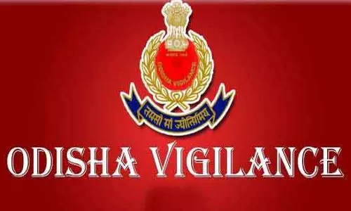 क्योंझर स्कूल का क्लर्क रिश्वत लेते गिरफ्तार