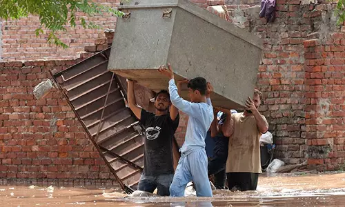 Pakistan सरकार ने जारी बाढ़ संकट के बीच जलवायु और कृषि आपातकाल को दी मंजूरी