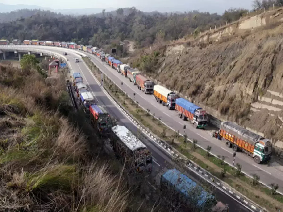 Jammu से श्रीनगर जाने वाले हल्के वाहन राजमार्ग पर सुगम