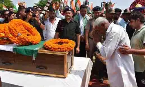 Kulgam: आतंकी हमले में शहीद कैथल के जवान को सैन्य सम्मान के साथ अंतिम विदाई Kulgam: आतंकी हमले में शहीद कैथल के जवान को सैन्य सम्मान के साथ अंतिम विदाई