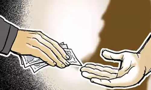 Mumbai: सिडको कर्मचारी रिश्वत लेते रंगे हाथ गिरफ्तार Mumbai: सिडको कर्मचारी रिश्वत लेते रंगे हाथ गिरफ्तार