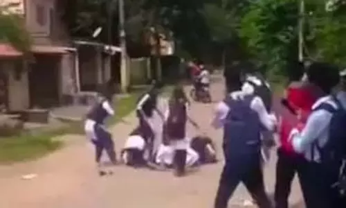 सड़क पर भिड़ीं कॉलेज की लड़कियां, मारपीट कैमरे में कैद सड़क पर भिड़ीं कॉलेज की लड़कियां, मारपीट कैमरे में कैद