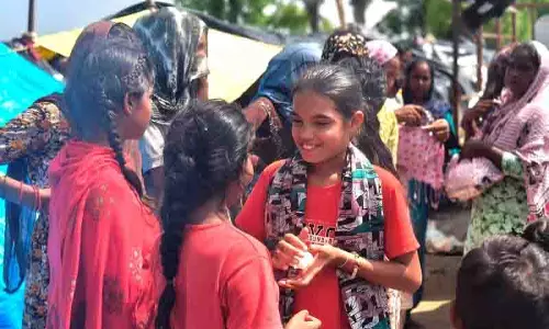 Jalandhar: शिक्षा अधिकारी ने बाढ़ प्रभावित बच्चों से मुलाकात की, उन्हें स्कूल जाने के लिए प्रेरित किया