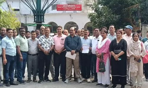 Bareilly: यूटा ने टीईटी छूट के लिए अधिकारियों को सौंपा ज्ञापन