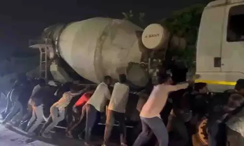 Pune: परेशान यात्रियों ने जाम हटाने के लिए फंसे कंक्रीट मिक्सर को धक्का दिया Pune: परेशान यात्रियों ने जाम हटाने के लिए फंसे कंक्रीट मिक्सर को धक्का दिया