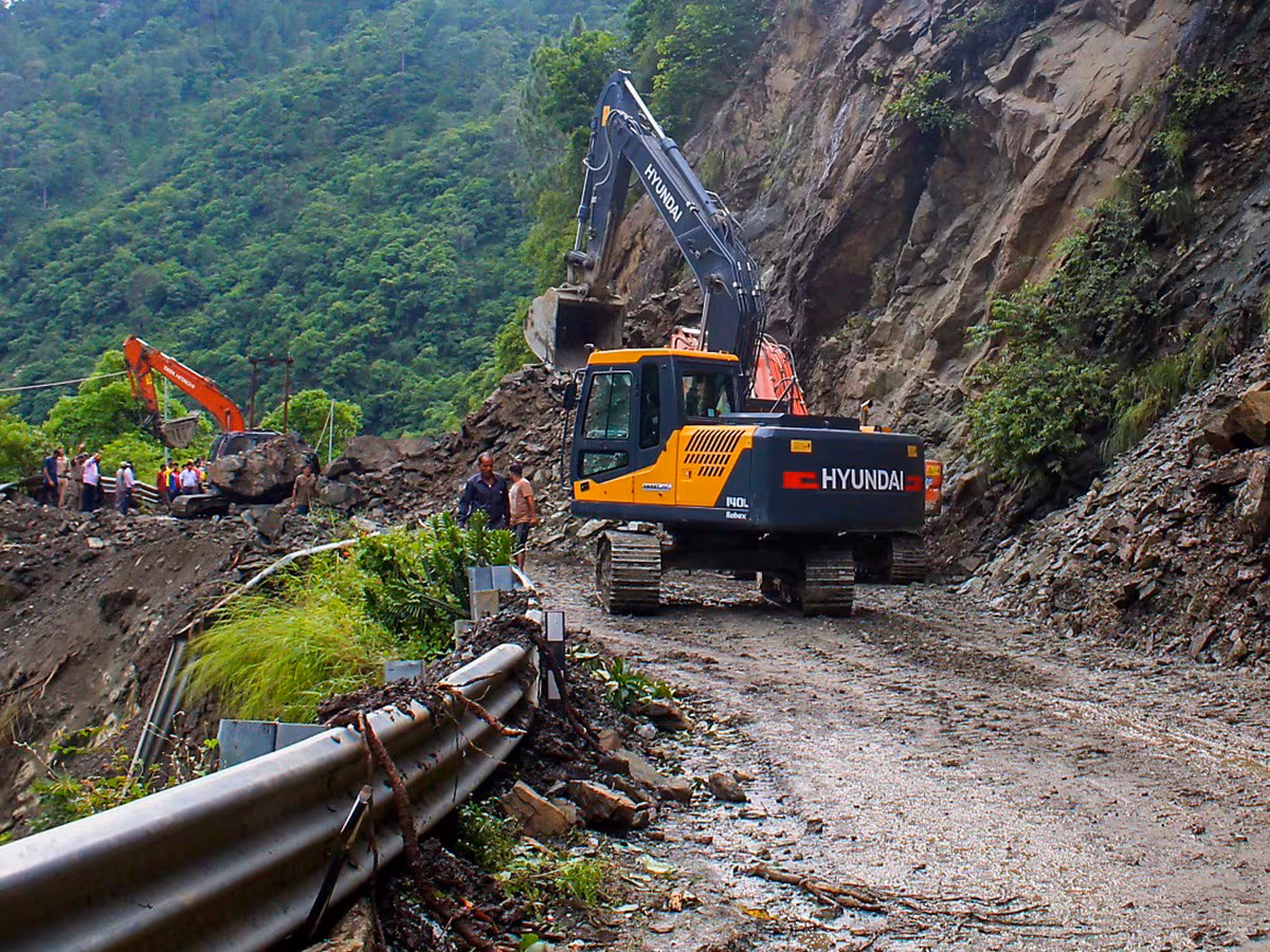 Uttarkashi: भूस्खलन से यमुनोत्री हाईवे पर 200 मीटर सड़क टूटी Uttarkashi: भूस्खलन से यमुनोत्री हाईवे पर 200 मीटर सड़क टूटी