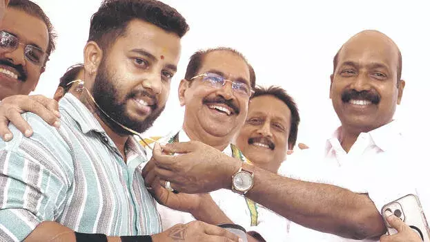 Kerala: कानूनी लड़ाई और शादी का जश्न: पदोन्नति और तोहफ़े Kerala: कानूनी लड़ाई और शादी का जश्न: पदोन्नति और तोहफ़े