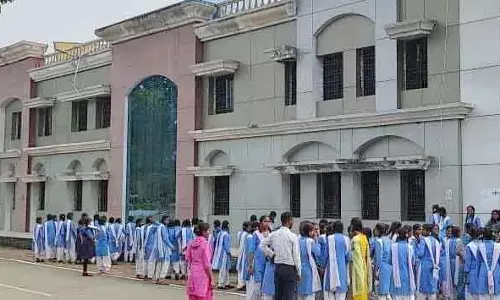 कलेक्टर का रवैया देखकर भड़की छात्राएं, पहुंची थी शिकायत लेकर