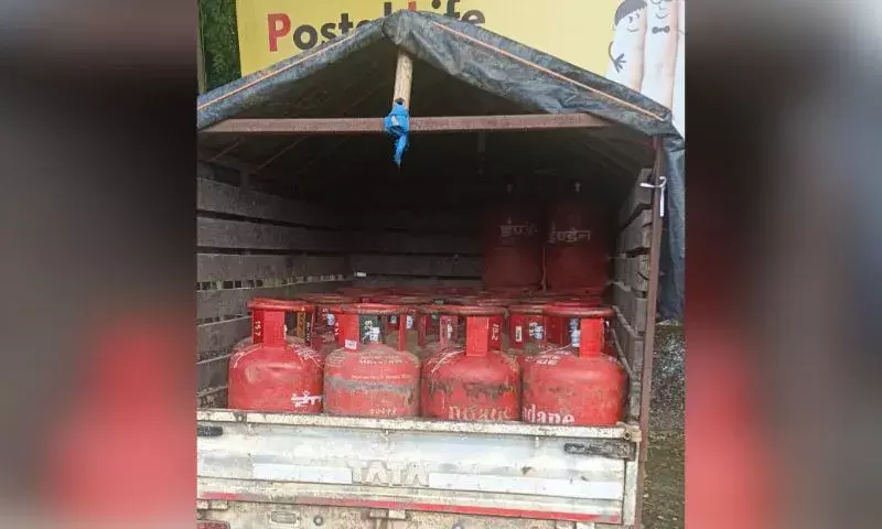 Assam: तिनसुकिया में अवैध एलपीजी व्यापार का खुलासा Assam: तिनसुकिया में अवैध एलपीजी व्यापार का खुलासा