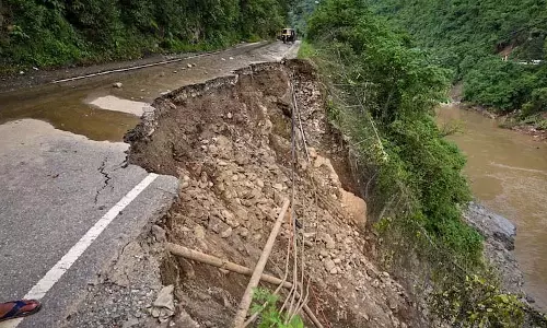 Himachal में चार राष्ट्रीय राजमार्ग समेत 586 सड़कें अवरुद्ध