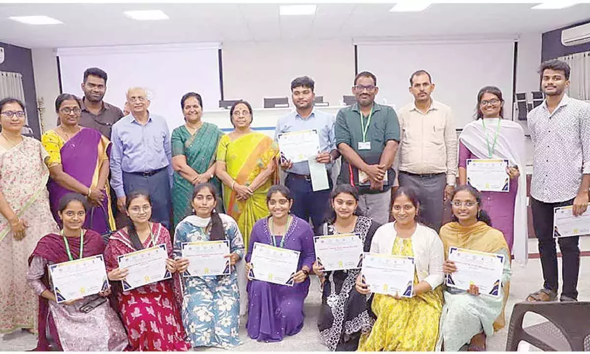 SPMVV ने एक्यूवीएच AQVH में युवा नवप्रवर्तकों को प्रदर्शित किया SPMVV ने एक्यूवीएच AQVH में युवा नवप्रवर्तकों को प्रदर्शित किया