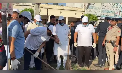 CM नायब सिंह सैनी ने 2025 हरियाणा शहर स्वच्छता अभियान में भाग लिया CM नायब सिंह सैनी ने 2025 हरियाणा शहर स्वच्छता अभियान में भाग लिया