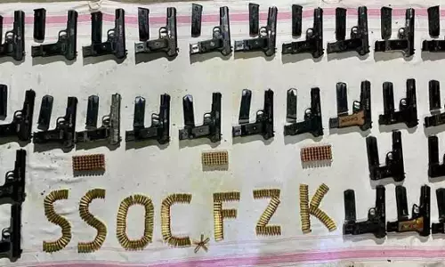 Punjab: पुलिस ने अमृतसर में सीमा पार हथियार मॉड्यूल का भंडाफोड़ किया Punjab: पुलिस ने अमृतसर में सीमा पार हथियार मॉड्यूल का भंडाफोड़ किया
