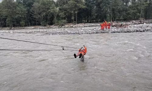 Shimla: मौसम विभाग का अलर्ट, कुल्लू में नदी में फंसे लोग निकाले गए Shimla: मौसम विभाग का अलर्ट, कुल्लू में नदी में फंसे लोग निकाले गए