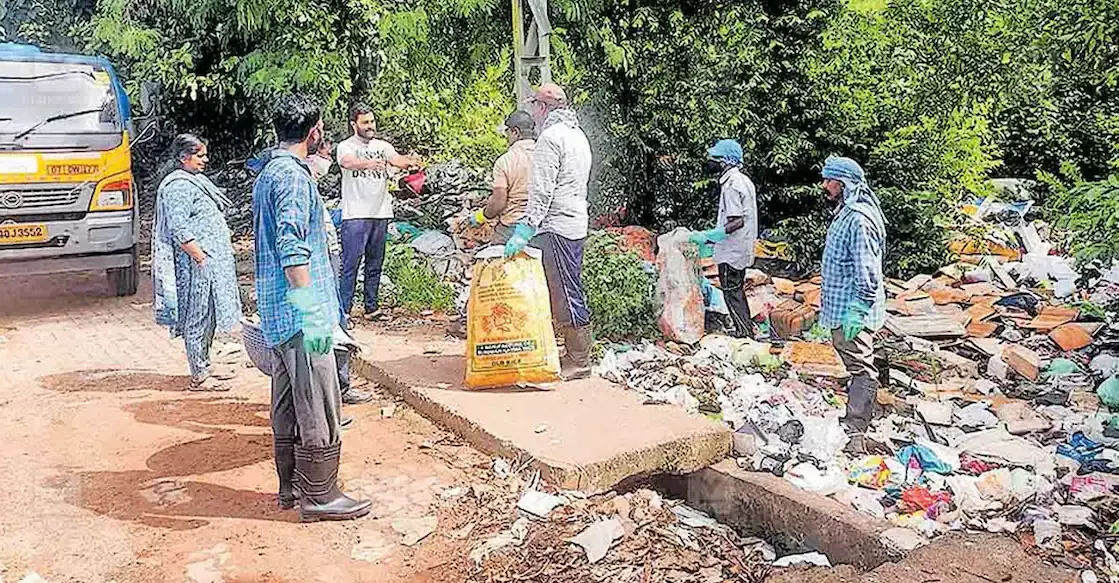 Kalamassery नगरपालिका ने एचएमटी भूमि, सीपोर्ट-एयरपोर्ट रोड पर बड़े पैमाने पर सफाई अभियान चलाया Kalamassery नगरपालिका ने एचएमटी भूमि, सीपोर्ट-एयरपोर्ट रोड पर बड़े पैमाने पर सफाई अभियान चलाया
