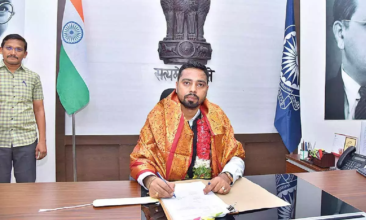 Andhra: आशुतोष श्रीवास्तव नए संयुक्त कलेक्टर