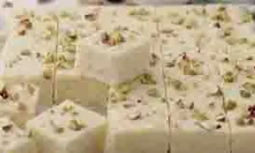 घर पर बनाएं दानेदार कलाकंद, भूल जाएंगे मिठाई की दुकान का स्वाद घर पर बनाएं दानेदार कलाकंद, भूल जाएंगे मिठाई की दुकान का स्वाद
