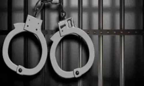 Chennai: पुलिस पर बीयर की बोतल से हमला, दो मोबाइल स्नैचर गिरफ्तार Chennai: पुलिस पर बीयर की बोतल से हमला, दो मोबाइल स्नैचर गिरफ्तार