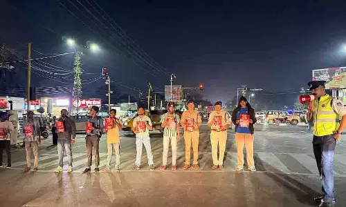 Indore: यातायात पुलिस ने सड़क सुरक्षा जागरूकता अभियान शुरू किया