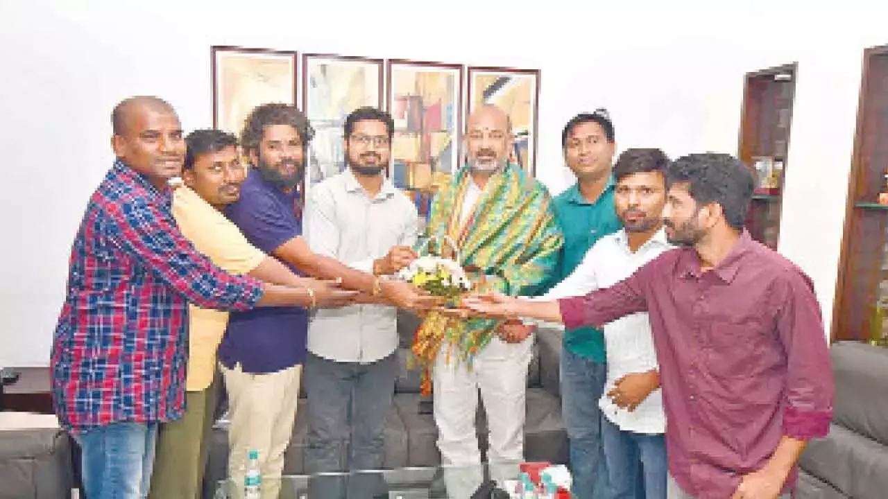 Telangana: ग्रुप-I के उम्मीदवारों ने अटूट समर्थन के लिए बंदी संजय का आभार व्यक्त किया Telangana: ग्रुप-I के उम्मीदवारों ने अटूट समर्थन के लिए बंदी संजय का आभार व्यक्त किया