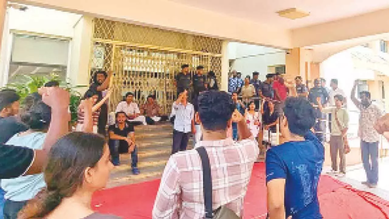 Telangana: हैदराबाद विश्वविद्यालय छात्र संघ के विघटन पर छात्र संगठन नाराज