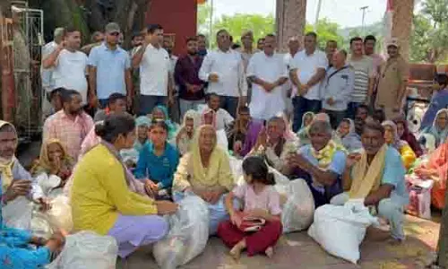 Ganga ने बाढ़ प्रभावित लोगों के बीच राशन वितरित किया