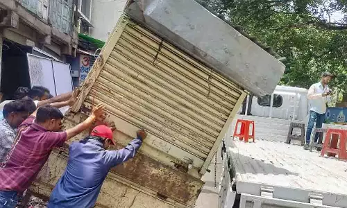 PMC ने औंध, बानेर, हडपसर सहित कई इलाकों में फुटपाथों से अतिक्रमण हटाया PMC ने औंध, बानेर, हडपसर सहित कई इलाकों में फुटपाथों से अतिक्रमण हटाया