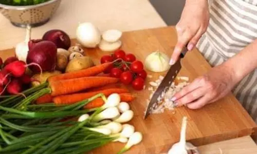 आवासीय सोसाइटियों में अनधिकृत cloud kitchen का सिरदर्द; निवासियों को परेशानी आवासीय सोसाइटियों में अनधिकृत cloud kitchen का सिरदर्द; निवासियों को परेशानी