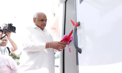 गुजरात के CM ने जिलों में आवंटित 28 उन्नत मोबाइल फोरेंसिक वैन को हरी झंडी दिखाई