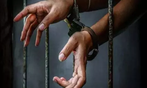 चोरी के मामले में तीन घंटे में चार गिरफ्तार, 3.42 लाख रुपये जब्त चोरी के मामले में तीन घंटे में चार गिरफ्तार, 3.42 लाख रुपये जब्त