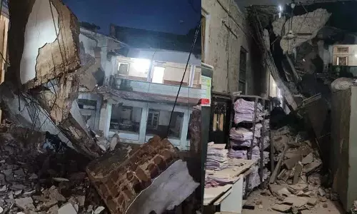 Adilabad जिले में भारी बारिश.. पुरानी कलेक्ट्रेट इमारत ढह गई Adilabad जिले में भारी बारिश.. पुरानी कलेक्ट्रेट इमारत ढह गई
