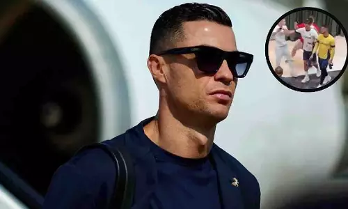 Ronaldo के धक्का देने वाले वीडियो की लिप रीडिंग से नई बातें सामने आईं Ronaldo के धक्का देने वाले वीडियो की लिप रीडिंग से नई बातें सामने आईं