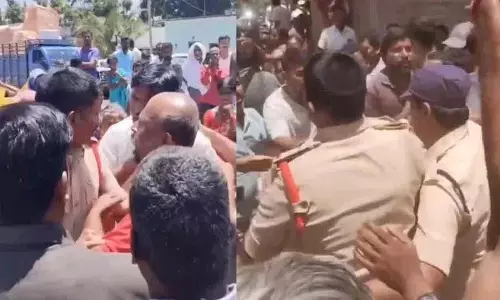 तेलंगाना में बगावत शुरू हो गई है..! पुलिस के खिलाफ किसानों का गुस्सा..!! तेलंगाना में बगावत शुरू हो गई है..! पुलिस के खिलाफ किसानों का गुस्सा..!!