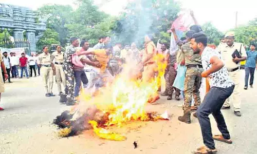 ग्रुप-1 परीक्षा में अनियमितताओं का आरोप, BRSV ने की रद्द करने की मांग ग्रुप-1 परीक्षा में अनियमितताओं का आरोप, BRSV ने की रद्द करने की मांग