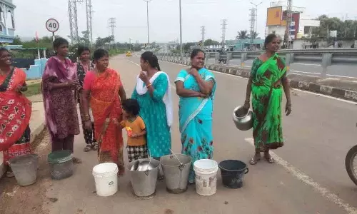 राष्ट्रीय राजमार्ग पर खाली पानी की बोतलों के साथ विरोध प्रदर्शन