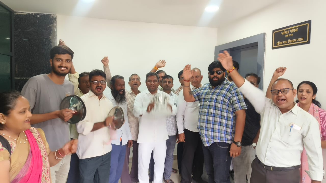 UIT में अधिकारियों के कान खोलने के लिए किया डमरू-मंजीरे बजाकर विरोध प्रदर्शन