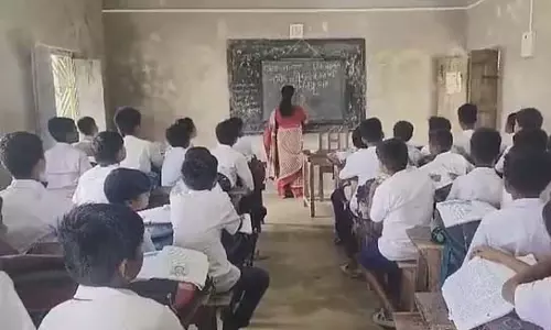 माता-पिता चिंतित, क्योंकि स्कूल में केवल प्रिंसिपल ही 700 छात्रों को पढ़ाते हैं माता-पिता चिंतित, क्योंकि स्कूल में केवल प्रिंसिपल ही 700 छात्रों को पढ़ाते हैं