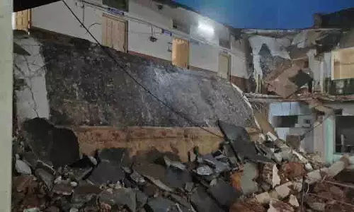 Adilabad में मंत्री के दौरे से पहले कलेक्ट्रेट की छत गिरी Adilabad में मंत्री के दौरे से पहले कलेक्ट्रेट की छत गिरी