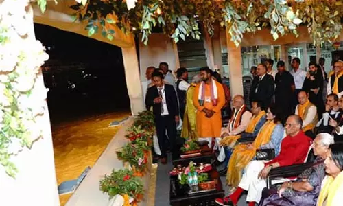 मॉरीशस के प्रधानमंत्री नवीनचंद्र रामगुलाम ने वाराणसी में देखी गंगा आरती मॉरीशस के प्रधानमंत्री नवीनचंद्र रामगुलाम ने वाराणसी में देखी गंगा आरती