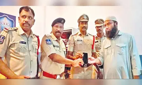 गोलकोंडा पुलिस ने 24 खोए हुए मोबाइल फोन उनके मालिकों को लौटाए