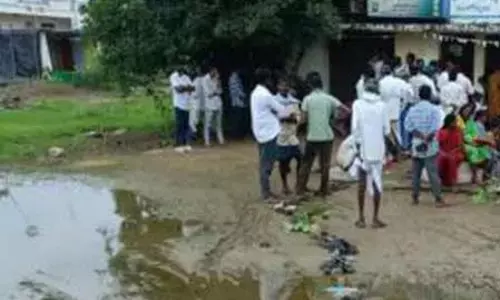 हुज़ूरनगर में यूरिया के लिए कतार में खड़े किसान की 65 वर्ष की आयु में गिरावट हुज़ूरनगर में यूरिया के लिए कतार में खड़े किसान की 65 वर्ष की आयु में गिरावट