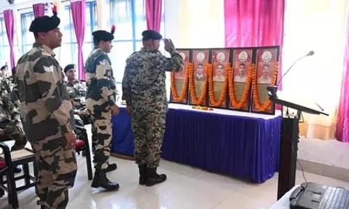 बीएसएफ ने राजौरी में शहीदों को दी श्रद्धांजलि बीएसएफ ने राजौरी में शहीदों को दी श्रद्धांजलि
