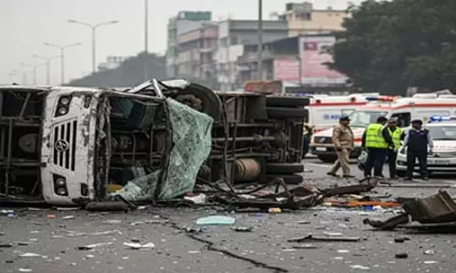 लखनऊ सड़क हादसा: बस पलटी, 4 की मौत लखनऊ सड़क हादसा: बस पलटी, 4 की मौत