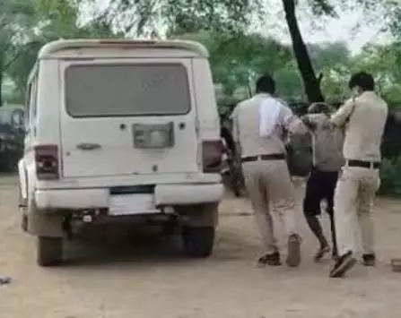 किसान के साथ मारपीट का LIVE वीडियो, पुलिस पर आरोप किसान के साथ मारपीट का LIVE वीडियो, पुलिस पर आरोप