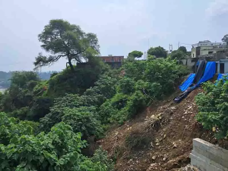 Bhabhor और बारा पिंड गांवों को भूस्खलन से अस्तित्व पर खतरा मंडरा रहा Bhabhor और बारा पिंड गांवों को भूस्खलन से अस्तित्व पर खतरा मंडरा रहा
