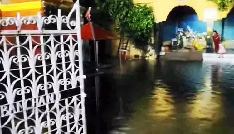 Balangir में मां समलेश्वरी मंदिर में बारिश का पानी भर गया, दैनिक अनुष्ठान बाधित Balangir में मां समलेश्वरी मंदिर में बारिश का पानी भर गया, दैनिक अनुष्ठान बाधित