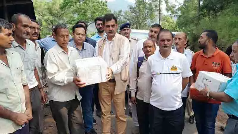 भूस्खलन और बारिश से अर्की में भारी तबाही, MLA ने राहत कार्य में तेजी लाने का वादा किया भूस्खलन और बारिश से अर्की में भारी तबाही, MLA ने राहत कार्य में तेजी लाने का वादा किया