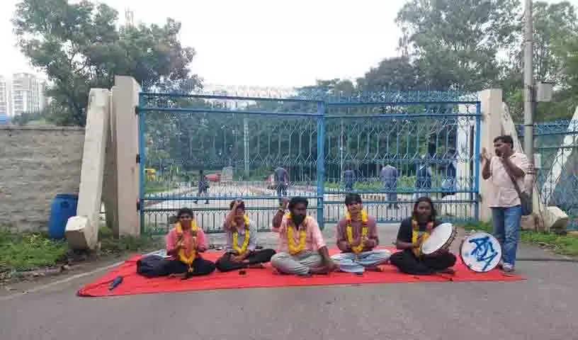 UoH के छात्रों ने छात्र संघ भंग करने के विरोध में भूख हड़ताल शुरू की UoH के छात्रों ने छात्र संघ भंग करने के विरोध में भूख हड़ताल शुरू की