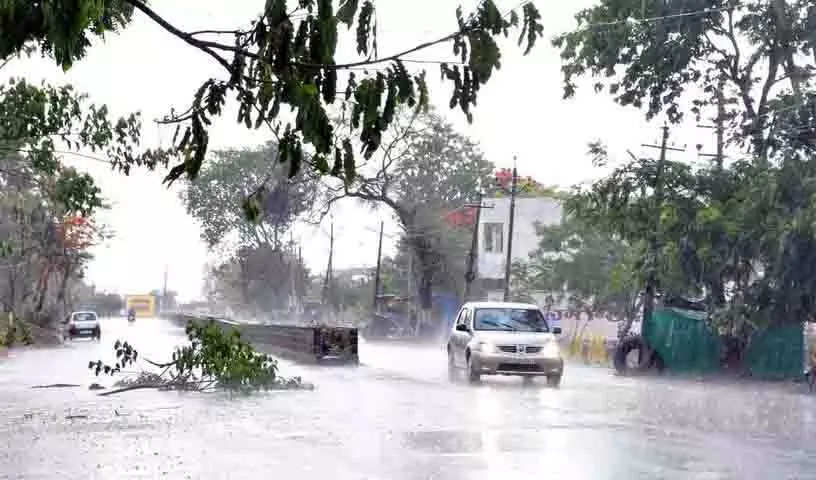 भारी बारिश से Huzurabad में बाढ़, निचले इलाके जलमग्न, मकान क्षतिग्रस्त भारी बारिश से Huzurabad में बाढ़, निचले इलाके जलमग्न, मकान क्षतिग्रस्त