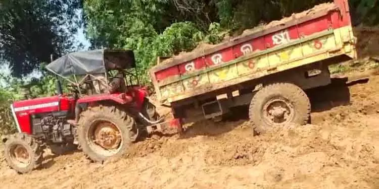 रेत माफिया ने खनन अधिकारियों से जब्त ट्रैक्टर छीना रेत माफिया ने खनन अधिकारियों से जब्त ट्रैक्टर छीना